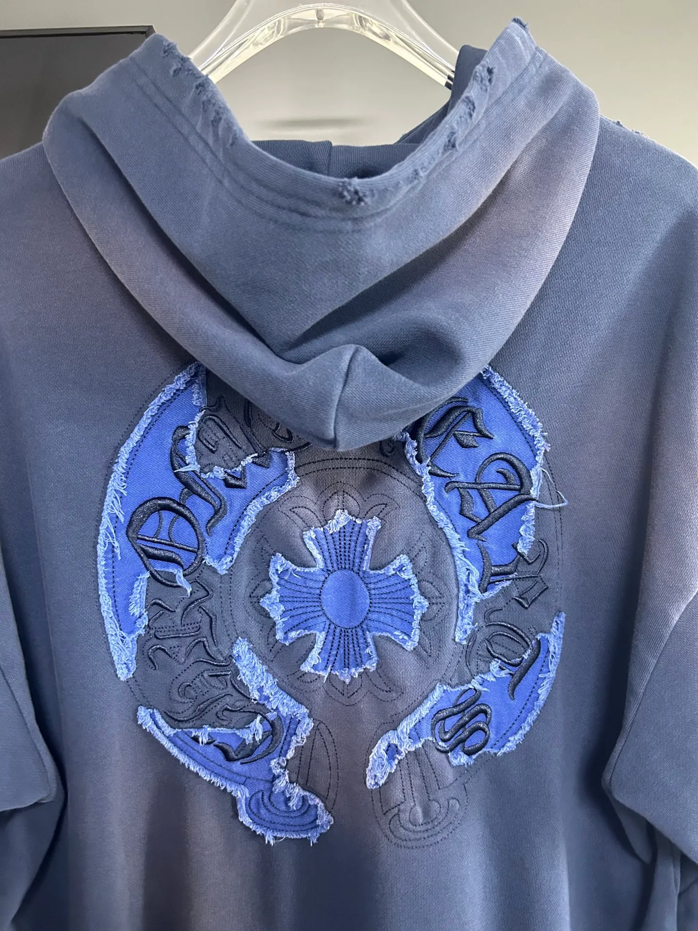 P310 𝗖𝗵𝗿𝗼𝗺𝗲 𝗛𝗲𝗮𝗿𝘁𝘀/Cro Heart 2025 Cross Patch Embroidery Summer New Original Single Counter American Acid Washed Distressed Laser Burnt Patch Embroidery Couple Casual Hooded Sweatshirt 👑The highest version! Customized fabric 440g tripe terry fabric! American acid-washed and distressed original fabric laser burnt ✟appliqué embroidery and exquisite embroidery of letters! The best-selling model at the counter. It is very comfortable to wear. It is low-key yet luxurious. It is very classy when worn. The large size and tailoring are needless to say. The upper body is exquisite and vivid. 👍High-end first-class materials. A truly palace-level product. The cotton from Turkey is of outstanding quality. After heavy washing, the clothes are very soft! Not picky, the upper body is absolutely stylish and extremely luxurious. Auxiliary materials: The original model has been authenticated and labeled ➕100% silk washed with water label. Genuine purchase-grade original hangtag➕matching hanging rope➕3D hanging beads➕original packaging bag. Craftsmanship: The original version has consistent wiring! The highest version of the armhole matching technique! Countless times of pattern making to 100% restore the original appearance! The correct version is the same for men and women, super eye-catching, super good-looking, and super atmospheric! Color: White Black Royal Blue Size, XS S M L
